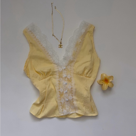 Pretty yellow top - Picture 4 of 4